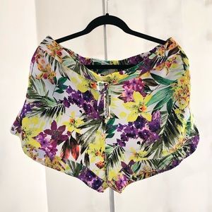 NWOT JENNIFER LOPEZ Floral Shorts Sz L